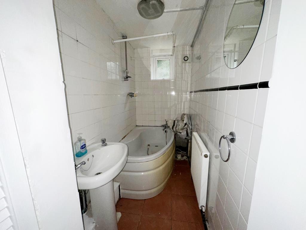 Lot: 73 - ONE-BEDROOM FLAT WITH PRIVATE ENTRANCE - Bathroom